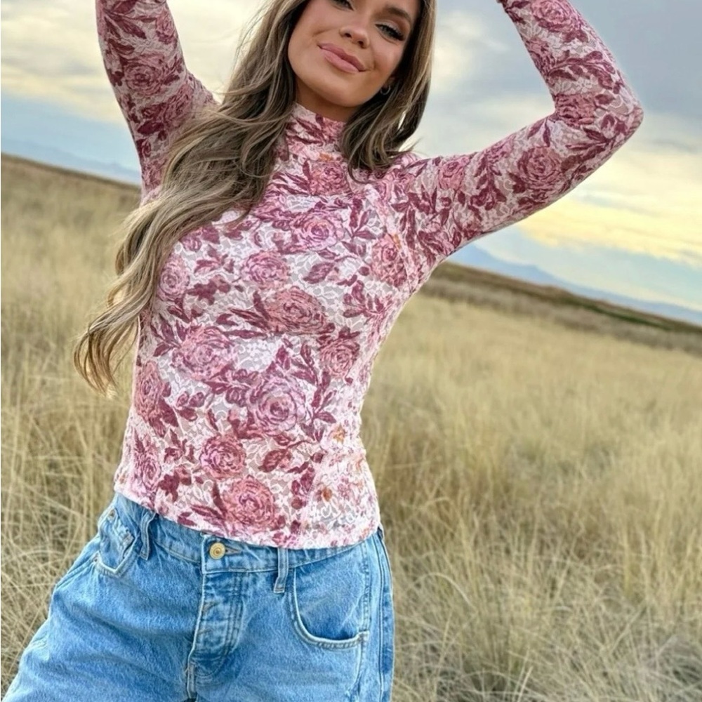 FREE PEOPLE LYRIC SHEER
LACE LONG SLEEVE
TURTLENECK TOP XL